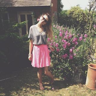 Zoe Sugg feet photo thumbnail