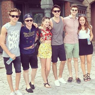 Zoe Sugg feet photo thumbnail