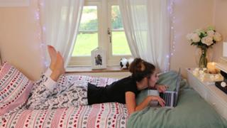 Zoe Sugg feet photo thumbnail