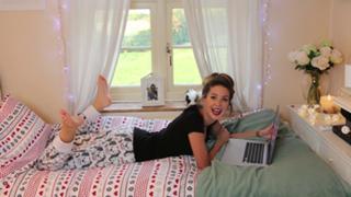 Zoe Sugg feet photo thumbnail