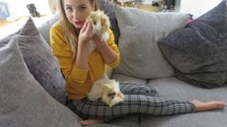 Zoe Sugg feet photo thumbnail