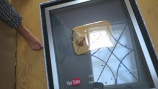 Zoe Sugg feet photo thumbnail