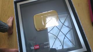 Zoe Sugg feet photo thumbnail