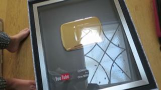 Zoe Sugg feet photo thumbnail