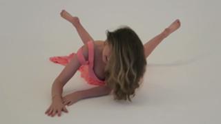 Zoe Sugg feet photo thumbnail