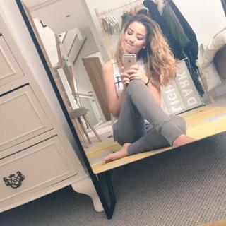 Zoe Sugg feet photo thumbnail