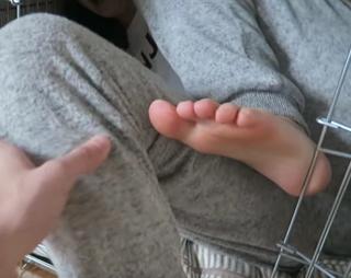Zoe Sugg feet photo thumbnail