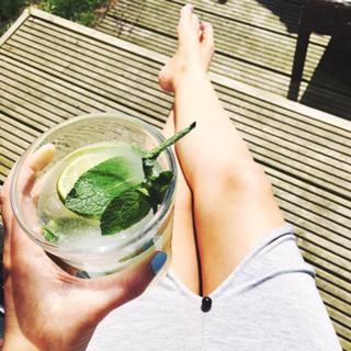 Zoe Sugg feet photo thumbnail