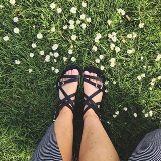 Zoe Sugg feet photo thumbnail
