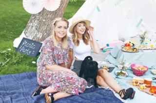 Zoe Sugg feet photo thumbnail