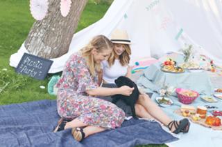 Zoe Sugg feet photo thumbnail