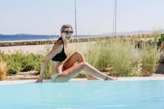 Zoe Sugg feet photo thumbnail
