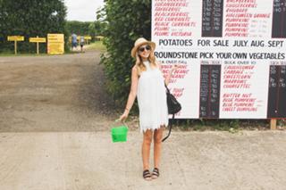 Zoe Sugg feet photo thumbnail