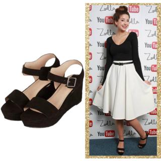 Zoe Sugg feet photo thumbnail