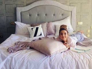 Zoe Sugg feet photo thumbnail