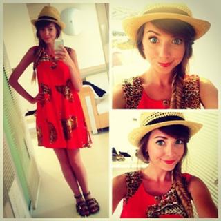 Zoe Sugg feet photo thumbnail