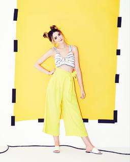 Zoe Sugg feet photo thumbnail