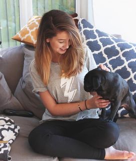 Zoe Sugg feet photo thumbnail