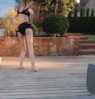 Zoe Sugg feet photo thumbnail