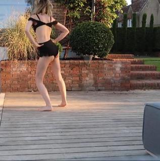 Zoe Sugg feet photo thumbnail