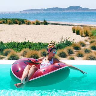 Zoe Sugg feet photo thumbnail