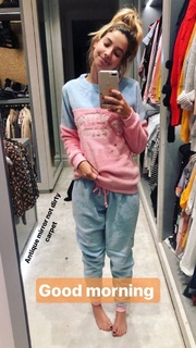 Zoe Sugg feet photo thumbnail