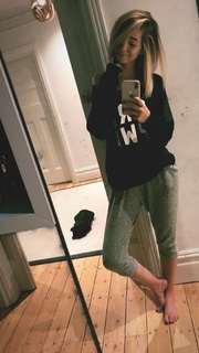 Zoe Sugg feet photo thumbnail
