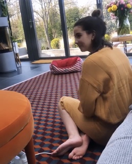 Zoe Sugg feet photo thumbnail