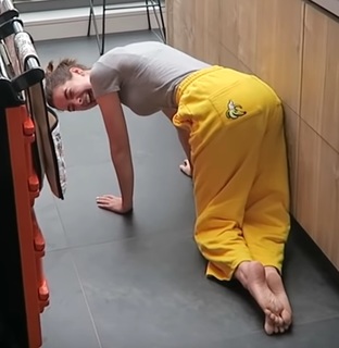 Zoe Sugg feet photo thumbnail