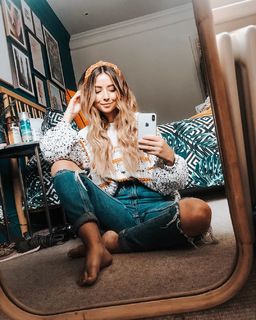 Zoe Sugg feet photo thumbnail