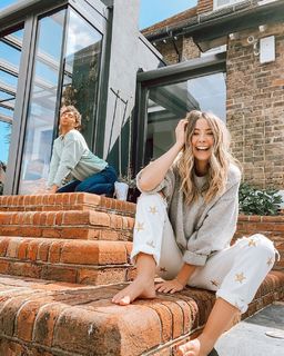 Zoe Sugg feet photo thumbnail