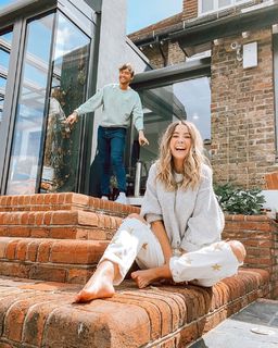 Zoe Sugg feet photo thumbnail
