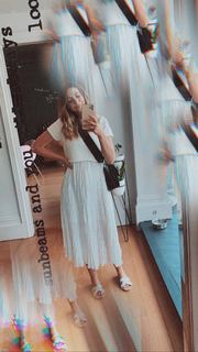 Zoe Sugg feet photo thumbnail