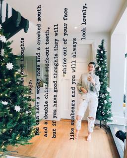 Zoe Sugg feet photo thumbnail