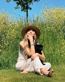 Zoe Sugg feet photo thumbnail