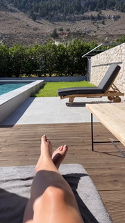 Zoe Sugg feet photo thumbnail