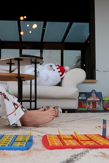 Zoe Sugg feet photo thumbnail