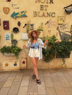 Zoe Sugg feet photo thumbnail