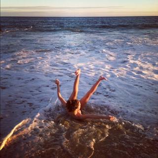 Zoey Deutch feet photo thumbnail