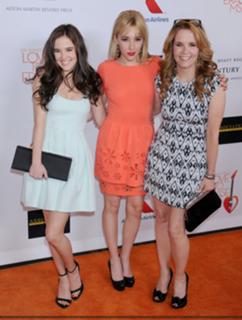 Zoey Deutch feet photo thumbnail