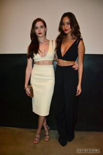 Zoey Deutch feet photo thumbnail