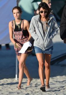 Zoey Deutch feet photo thumbnail