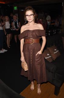 Zoey Deutch feet photo thumbnail