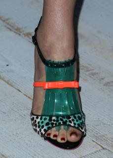 Zoey Deutch feet photo thumbnail