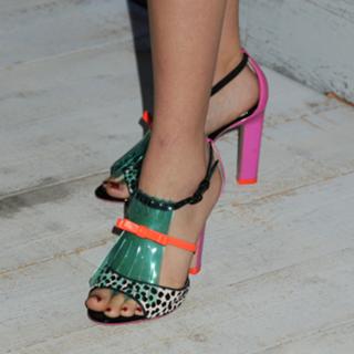 Zoey Deutch feet photo thumbnail