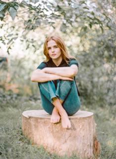 Zoey Deutch feet photo thumbnail