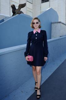 Zoey Deutch feet photo thumbnail