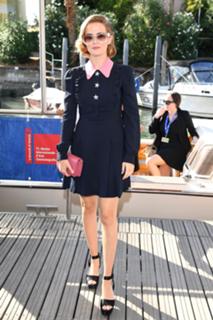 Zoey Deutch feet photo thumbnail