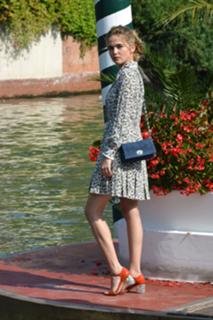 Zoey Deutch feet photo thumbnail