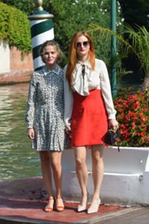 Zoey Deutch feet photo thumbnail